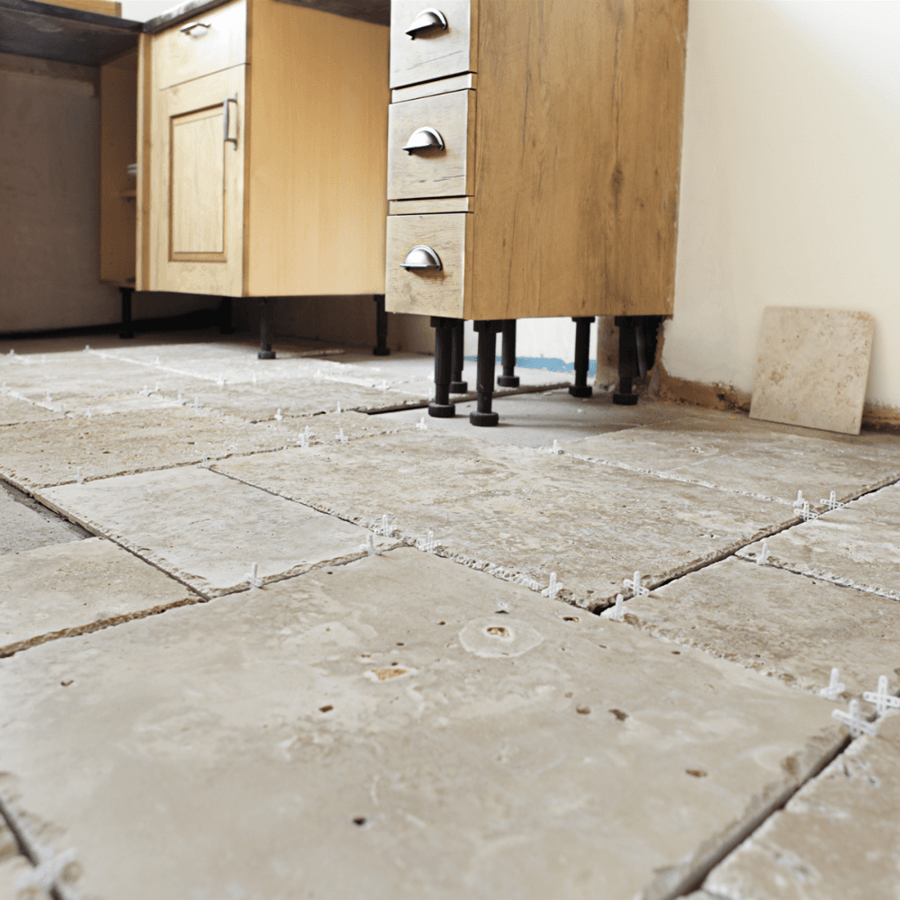 Pose de carrelage travertin opus